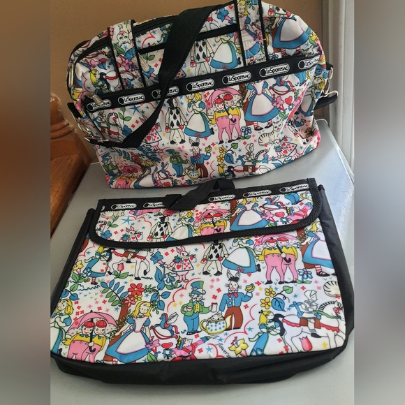 Le Sportsac X Alice in Wonderland Messenger Bag W/Removable laptop Sleeve - Picture 1 of 5
